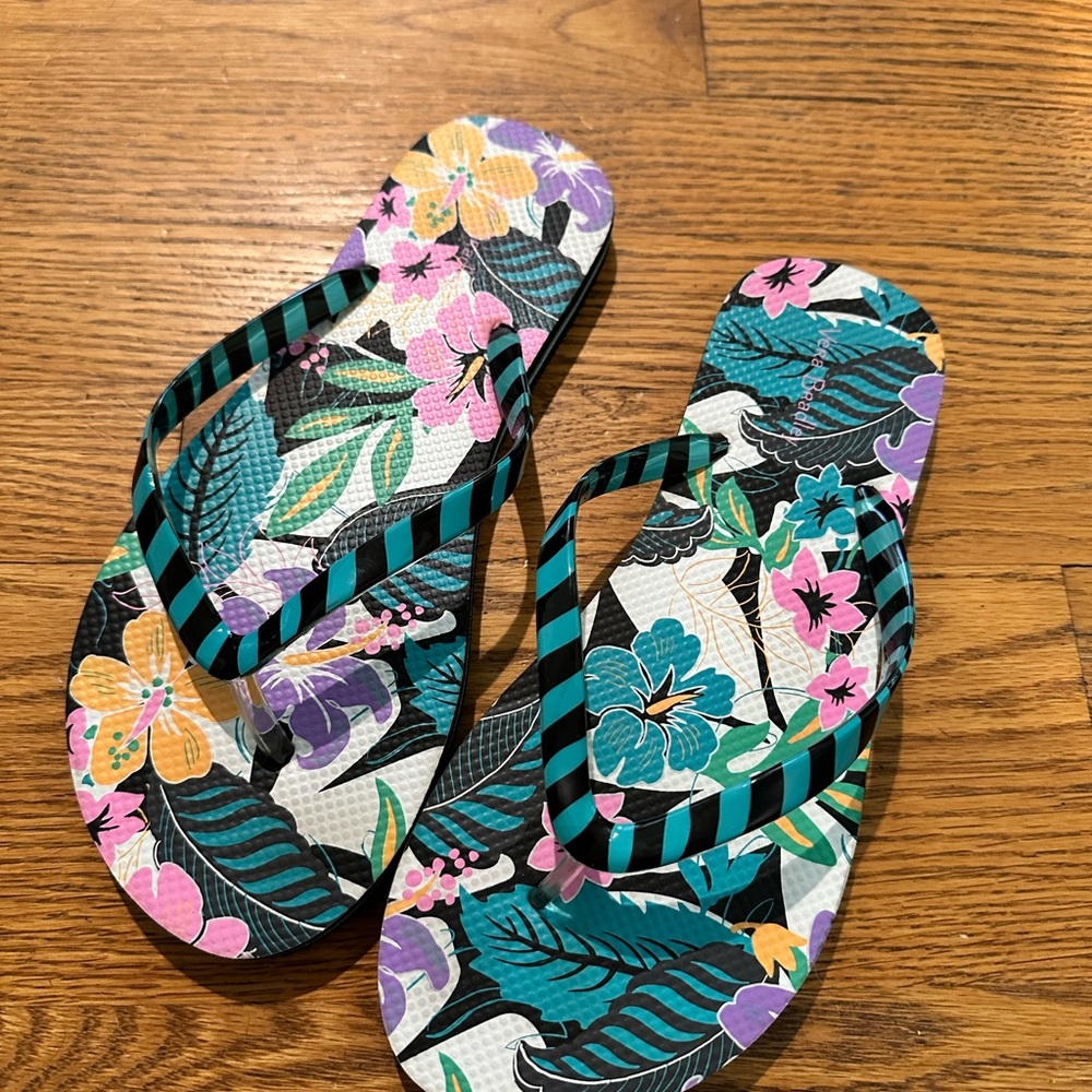NEW Vera Bradley Tropical Flip Flops